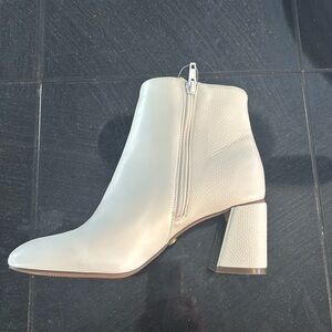 XOXO NEW White booties / ankle boots